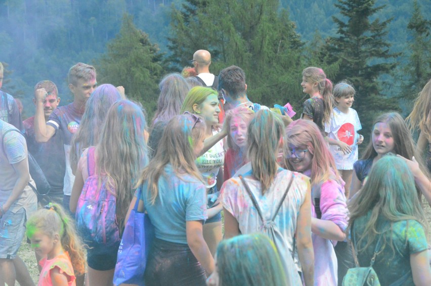 Holi Festival w Myślenicach. Kolorowe proszki w powietrzu [ZDJĘCIA]