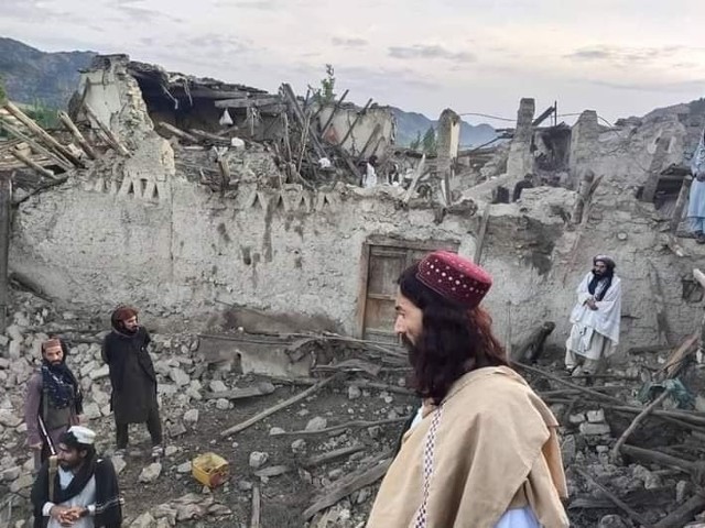 - Czas trzęsienia ziemi w ciemności nocy… i niewielka głębokość 10 kilometrów jego epicentrum doprowadziły do ​​wyższych ofiar - powiedział Najibullah Sadid, afgański ekspert ds. zarządzania zasobami wodnymi.