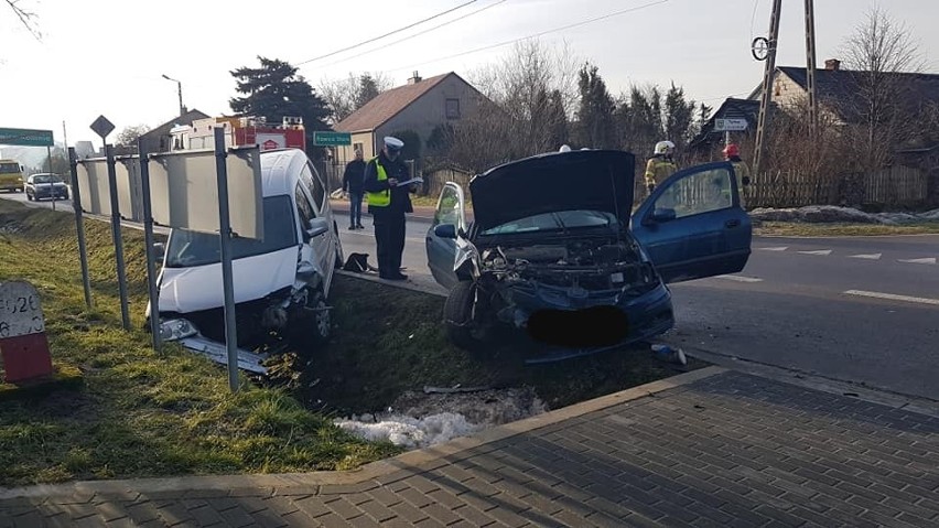 Wypadek w Rawicy - Kolonii w gminie Tczów. Po zderzeniu dwóch samochodów osobowych cztery osoby, w tym dziecko przewiezione do szpitala