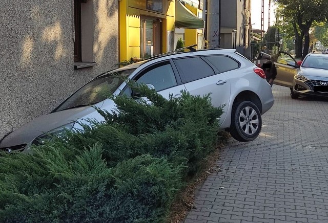 Do kolizji dwóch samochodów na ul. Radoszowskiej w Rudzie Śląskiej doszło 4 października ok. godz. 9.30. W wyniku zdarzenia jeden z pojazdów uderzył w budynek znajdujący się przy drodze.
