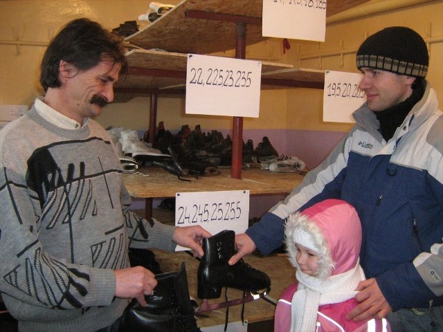 &#8211; Józef Ciszkiewicz &#8211; z lewej, wypożycza łyżwy Tomaszowi Gudajczykowi i jego córce.