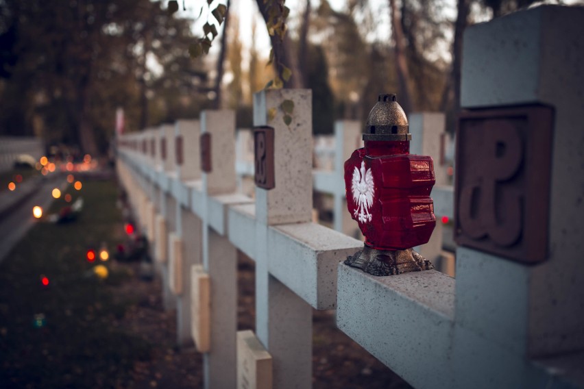 Warszawa: Powązki nocą [ZDJĘCIA] Tak najbardziej znany cmentarz w stolicy wygląda we Wszystkich Świętych 2019 po zmroku