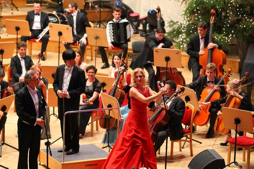 Sinfonietta Polonia, jej dyrygent Cheung Chau oraz Renata...