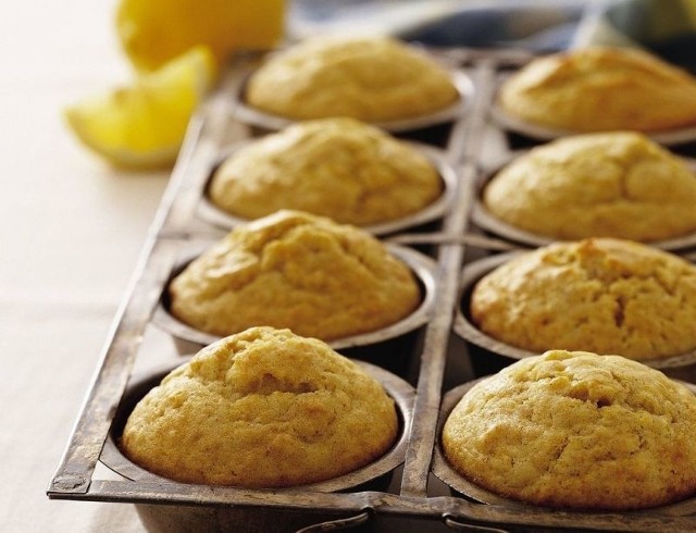 Cytrynowe muffinki można udekorować cukrem pudrem i skórką cytrynową.