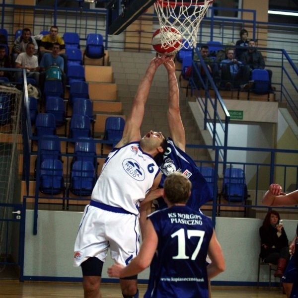 Konrad Kapturski (w białym stroju) w pojedynku z Piasecznem zdobył dla Rosasportu dziewięć punktów.