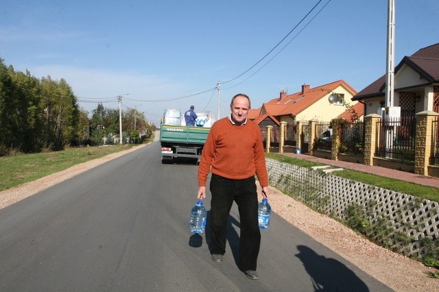 - To, co dostaliśmy na razie nam wystarcza &#8211; mówił Marian Jamróz odbierając swój przydział wody.