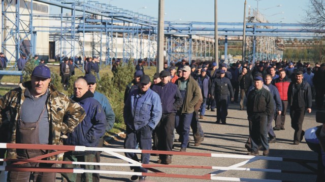 Byli pracownicy z nadzieją wypatrują firmy, która powstałaby na bazie upadłej fabryki w Gniewczynie. Nz. protest z ub. roku