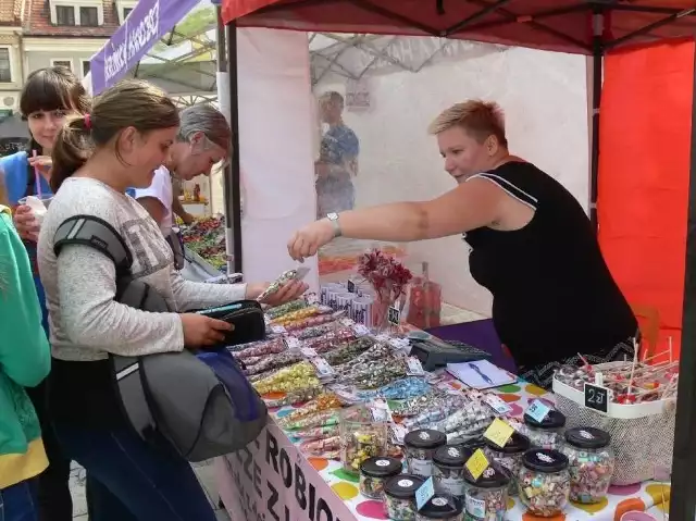 Na Rynku od najbliższego piątku do niedzieli czekolada i słodycze będą dostępne pod każdą postacią. Rzemieślniczy twórcy czekoladowych tabliczek, pralin i trufli, najlepsi producenci jadalnych dzieł i słodkości, których nie znajdziecie na supermarketowych półkach - to wszystko przygotują wystawcy.