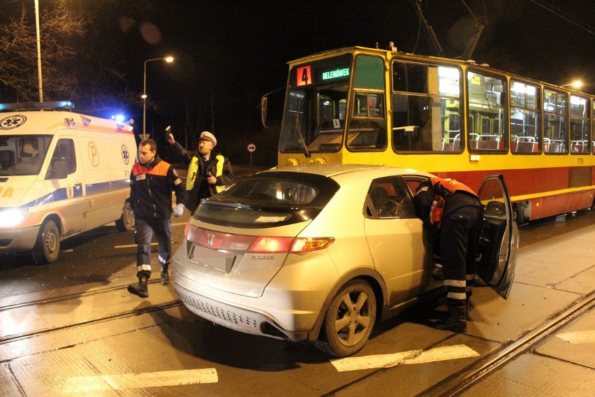 Zderzenie z tramwajem na Zgierskiej. Kobieta w ciąży uwięziona w samochodzie [ZDJĘCIA]
