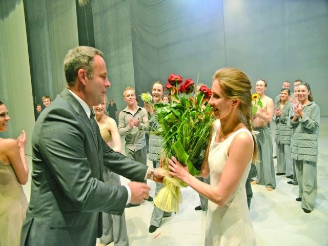Po spektaklu Olga Marczak, pierwsza solistka baletu, dostała kwiaty od prezydenta Rafała Bruskiego