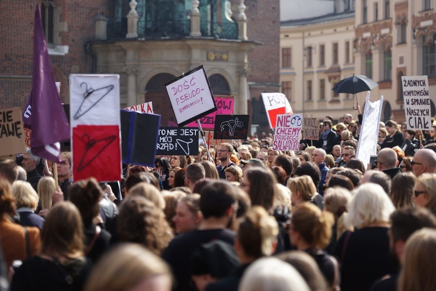 Czarny protest na Rynku Głównym w Krakowie. "Piekło kobiet trwa" [ZDJĘCIA, WIDEO]