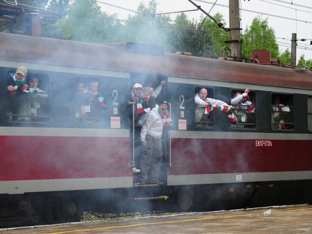 Pociąg z kibicami Legii wjeżdża na stację Bydgoszcz-Leśna