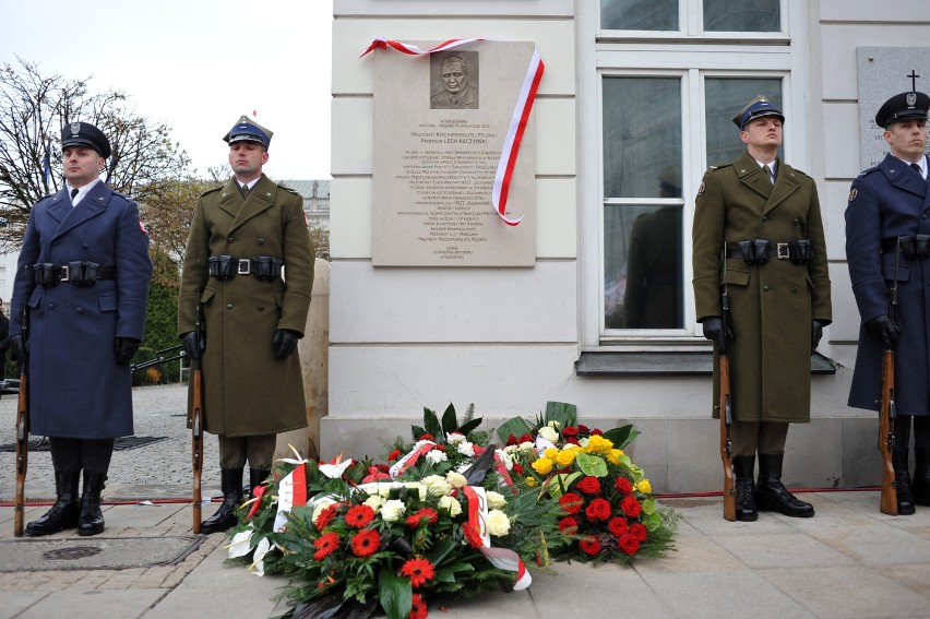 6. rocznica katastrofy smoleńskiej: Marsz pamięci na zakończenie uroczystości w Warszawie [ZDJĘCIA]