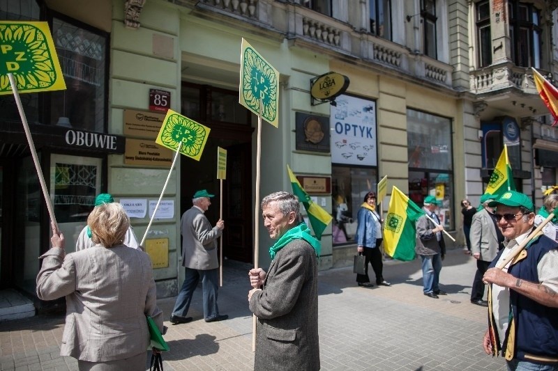 Działkowcy demonstrowali m.in. na ul. Piotrkowskiej 85,...