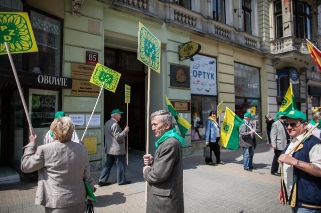 Działkowcy demonstrowali m.in. na ul. Piotrkowskiej 85, gdzie mieści się biuro poselskie Iwony Śledzińskiej-Katarasińskiej.