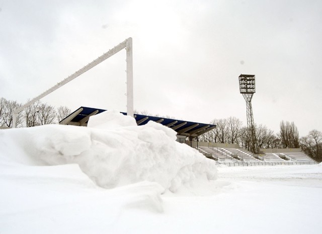 Na stadionie Odry zaspy wokół boiska są coraz większe, a płyta jest wciąż zasypywana śniegiem. Opolski Związek Piłki Nożnej inaugurację "wiosennych&#8221; meczów już przełożył na późniejsze terminy.