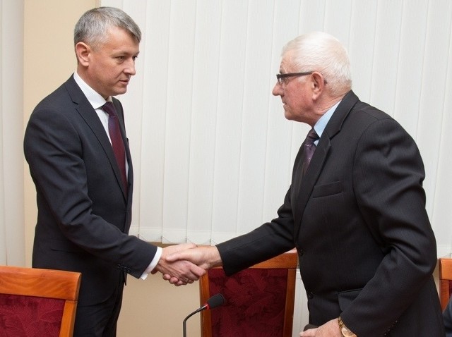 Stanisław Seweryn pogratulował Mirosławowi Sewerynowi wyboru na przewodniczącego Rady Gminy. Prywatnie panowie to ojciec i syn.