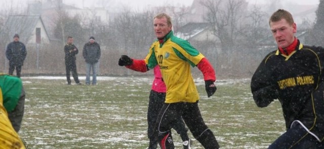 W meczu sparingowym przeciwko Czarnym Połaniec w drugiej połowie w barwach tarnobrzeskiej Siarki zagrał Mariusz Kukiełka (żółta koszulka).