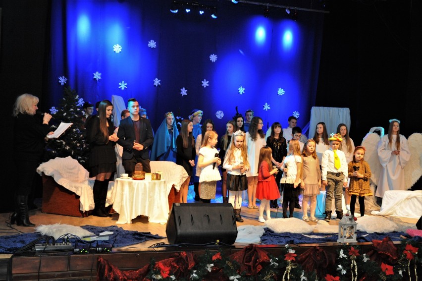 Wzruszający spektakl z przesłaniem  ,, Opowieść o Narodzeniu''  w wykonaniu Opatowskiego Teatru Muzycznego [ZDJĘCIA]
