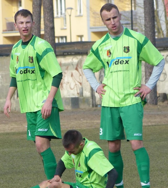 Piłkarze Stali Stalowa Wola (od lewej: Mateusz Argasiński, Radosław Mikołajczak, Michał Czarny) nie zdołali wywalczyć punktów w meczu z Wisłą Puławy.