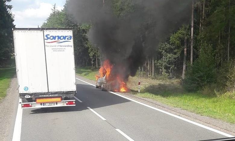 Strażacy zostali wezwani do pożaru samochodu osobowego na DK...