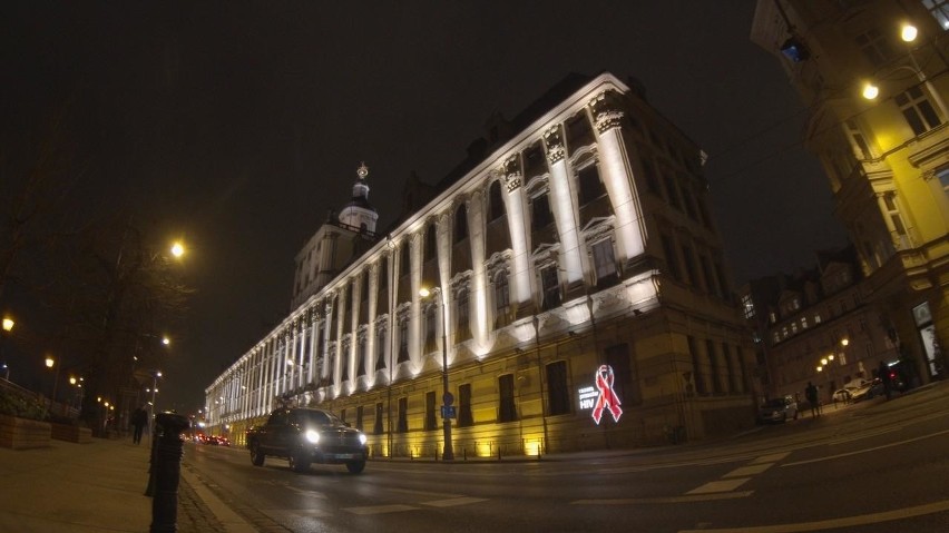 Czerwone kokardki na budynkach we Wrocławiu. Co to za akcja?