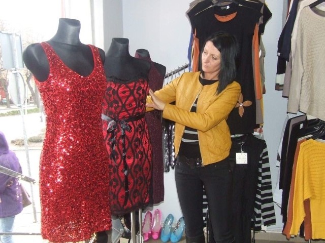 ze sklepu "Kaja" prezentuje karnawałowe sukienki
