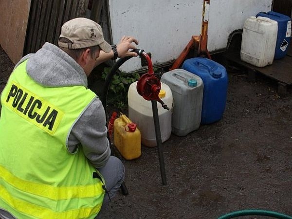 W ciągu ostatnich tygodni policjanci z Międzyrzecza zatrzymali kilku złodziei paliwa.