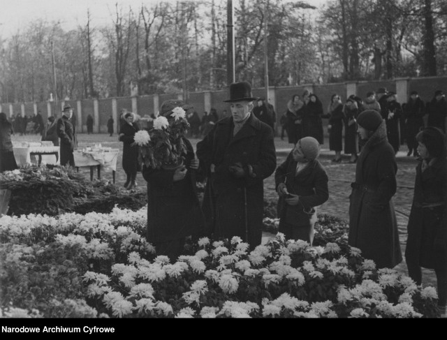 1 listopada od lat jest bardzo ważnym dniem w polskiej kulturze. We Wszystkich Świętych groby swoich bliskich odwiedzają miliony Polaków. Sprawdziliśmy, jak to święto obchodzono kilkadziesiąt lat temu, jeszcze przed drugą wojną światową. Okazuje się, że w latach 20. i 30. przed cmentarzami również kwitł handel. Podobnie jak dzisiaj, sprzedawano znicze i chryzantemy. Wiele uroczystości z okazji Wszystkich Świętych miało wojskową oprawę. W wielu miastach oddawano hołd m. in. powstańcom, którzy na przestrzeni lat walczyli o wolność Polski. Zobacz archiwalne zdjęcia. Wszystkie pochodzą ze zbiorów Narodowego Archiwum Cyfrowego. Wideo: Cmentarze rozbłysły światełkami zniczy. "Chwila zadumy i refleksji nad życiem"