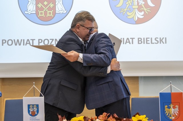 Starosta poznański Jan Grabkowskie (po lewej) i starosta bielski Andrzej Płonka wspólnie podkreślali, że umowa o współpracę to scementowanie wieloletniej przyjaźni samorządów.