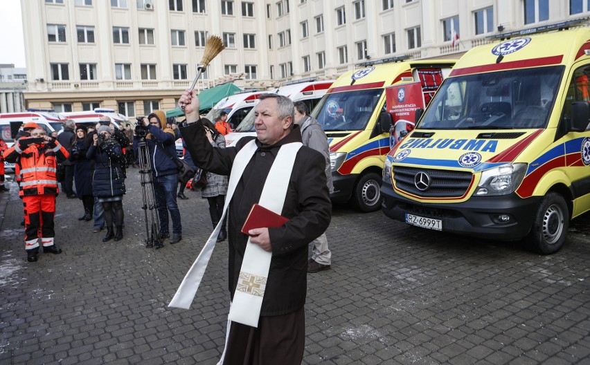 13 nowoczesnych ambulansów oraz 13 urządzeń do kompresji...