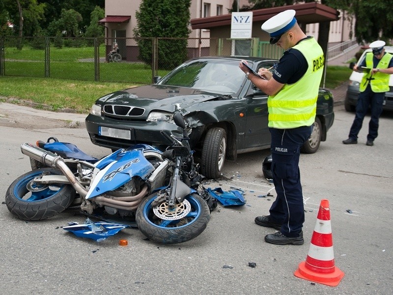 Kierowca daewoo nie ustąpił pierwszeństwa motocykliście [ZDJĘCIA]