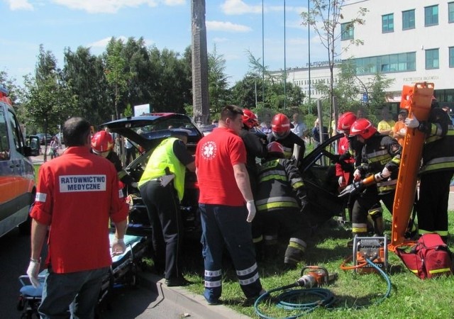 Aby wydobyć rannego kierowcę strażacy musieli ciąć karoserię seata.