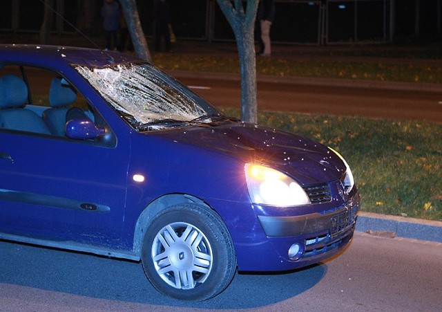 Do groLnie wyglądającego wypadku doszlo na pasach przy ul. Sobieskiego w Slupsku. Sedziwy kierowca potrącil rowerzystke.