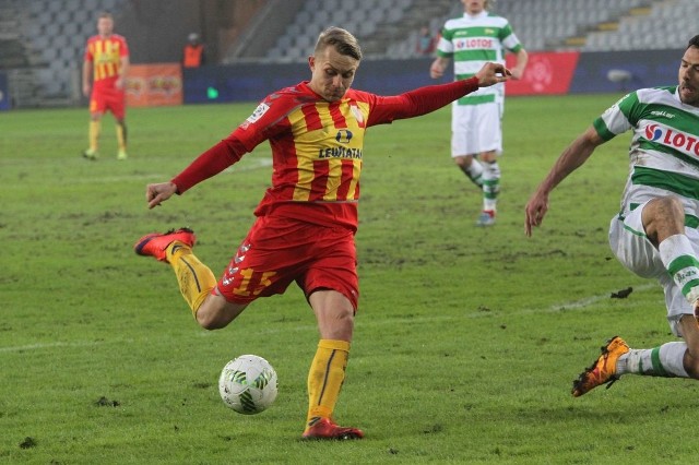 Sędzia zdecyduje, czy piłkarze Korony (na zdjęciu Łukasz Sierpina) we wtorek zagrają z Wisłą.