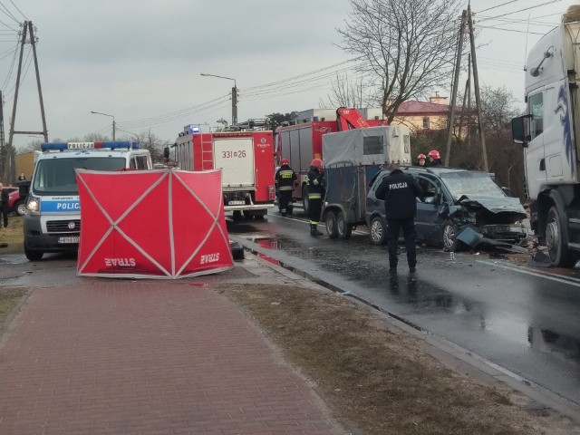 Policja zasłoniła miejsce wypadku i ciała zabitych osób.