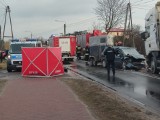 Tragiczny wypadek w Radomiu. Czołowe zderzenie z ciężarówką:dwie osoby zginęły, pięć jest w szpitalu