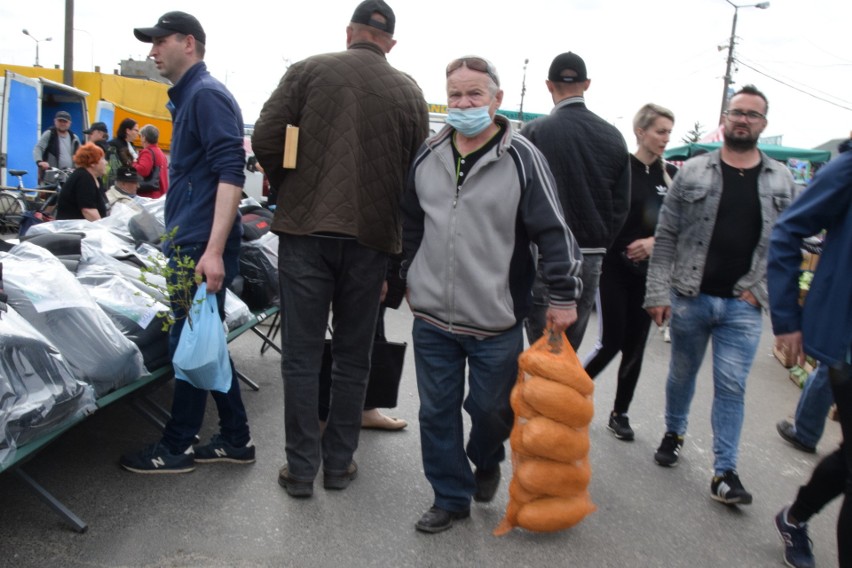 Dużo osób na giełdzie w Sandomierzu. Pomiędzy klientami przechadzali się... policjanci (ZDJECIA)