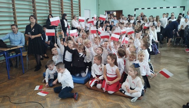 Biało-czerwone chorągiewki załopotały w czwartek, 10 listopada w Szkole Podstawowej w Grzymałkowie.