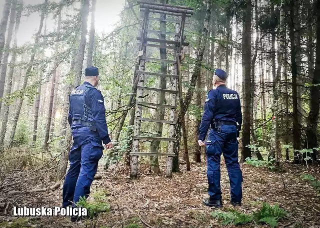 Myśliwy, kt&oacute;ry pechowo spadł z ambony,  miał jednak sporo szczęścia. Jego wołania o pomoc usłyszały dwie kobiety. W lesie już zmierzchało, a szanse, że ktoś go odnajdzie przed nadejściem nocy, malały z każdą minutą.  Niebezpieczna sytuacja miała miejsce w piątek, 3 września. Mężczyzna wybrał się samotnie do lasu, pech chciał, że spadł kilka metr&oacute;w z ambony. Nie był w stanie wstać, ani zadzwonić. Na szczęście był przytomny. Jego wołanie o pomoc dopiero godzinie usłyszały dwie kobiety. Powiadomiły policjant&oacute;w. Dyżurny skierował w to miejsce patrol z Drezdenka. Po kilku minutach podkomisarz Emil Skrzypczak i posterunkowy Wojciech Ratajczak byli na miejscu. Od zgłaszających usłyszeli, że wołanie o pomoc słychać nieprzerwanie od kilku minut. Informacja potwierdziła się. Policjanci, idąc w kierunku dobiegających krzyk&oacute;w, znaleźli pod jedną z ambon leżącego mężczyznę. Uskarżał się na b&oacute;l biodra.  Mundurowi udzielili 71-latkowi pomocy przedmedycznej i wezwali na miejsce ratownik&oacute;w medycznych. Z uwagi na trudny teren policjanci wsp&oacute;lnie z ratownikami przenieśli na noszach rannego mężczyznę do karetki. Myśliwy został przewieziony do szpitala. Czytaj także: Tragiczny wypadek w czasie prac leśnych. W powiecie nowosolskim zginął pilarzWideo: Za co można dostać mandat podczas zbierania grzyb&oacute;w?&lt;script async defer class=&quot;XlinkEmbedScript&quot;  data-width=&quot;640&quot; data-height=&quot;360&quot; data-url=&quot;//get.x-link.pl/9631308d-f2d6-3489-cc9f-db10b2930b5f,0b374073-56b0-2b4a-6073-91906ce795dd,embed.html&quot; type=&quot;application/javascript&quot; src=&quot;//prodxnews1blob.blob.core.windows.net/cdn/js/xlink-i.js?v1&quot; &gt;&lt;/script&gt;Źr&oacute;dło: Dzień Dobry TVN/x-news