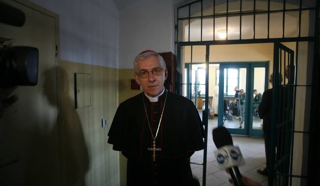 Arcybiskup Wiktor Skworc odprawia mszę wigilijną w areszcie śledczym od wielu lat