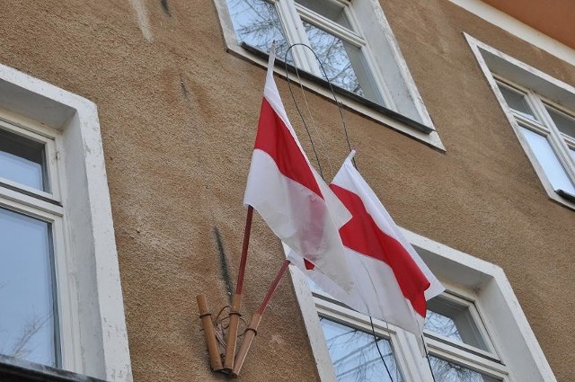 Na budynku bielskiego liceum białoruskiego zwisła biało-czerwono-biała flaga. To z okazji wydarzeń z 1918 roku