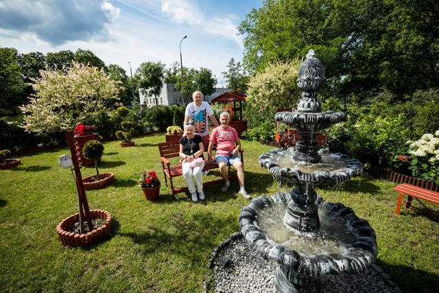 O ogród na bydgoskim Błoniu mieszkańcy wspólnoty przy ul. Szubińskiej dbają wspólnymi siłami. Na zdjęciu: pani Lidia, pan Marek i pan Andrzej.