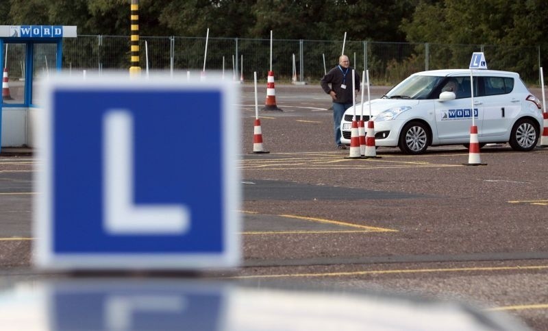 Czasem 200 godzin nauki jazdy to za mało. Szatański wzrok egzaminatora