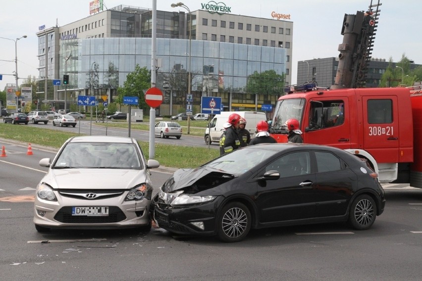 Wypadek na placu Strzegomskim, ranna kobieta w ciąży (FILM, ZDJĘCIA)