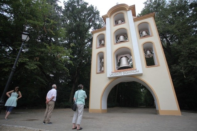 Dzwonnicę dla nowych dzwonów zaprojektował opolski architekt Janusz Oleniecki. Stanęła w Kamieniu Śl. przy wejściu do parku.