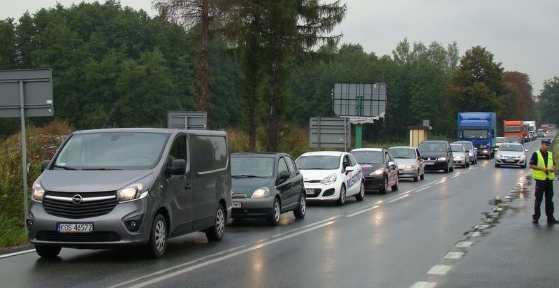 Oświęcim. Protest mieszkańców na drodze 948 w Grojcu. Kierowcy muszą liczyć się z utrudnieniami, tworzą się korki [ZDJĘCIA] 
