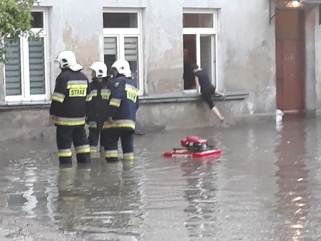 – Padało intensywnie przez około 40 minut – relacjonują strażacy. – Pod wodą znalazły się wszystkie położone niżej miejsca, czyli skrzyżowanie ul. Sienkiewicza z Mickiewicza, ul. Modrzewskiego, ul. Żeromskiego i podwórko przy ul. Piłsudskiego.W tym ostatnim miejscu było najgorzej, woda sięgała brodzącym w niej ludziom do kolan, zalane zostało jedno mieszkanie. Na szczęście straty nie okazały się ogromne, szacuje się je na około 5 tys. zł.Zobacz zdjęcia na kolejnych slajdach 