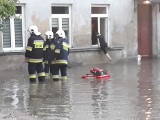 Wtorkowa ulewa kolejny raz zatopiła Brzeziny, pod wodą znalazło się wiele ulic i podwórek