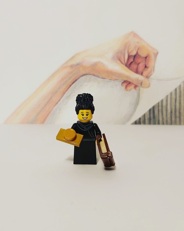 Figurki Olgi Tokarczuk z klocków LEGO. Autorem jednej z nich jest "Nauczyciel Roku" z Sopotu Przemysław Staroń